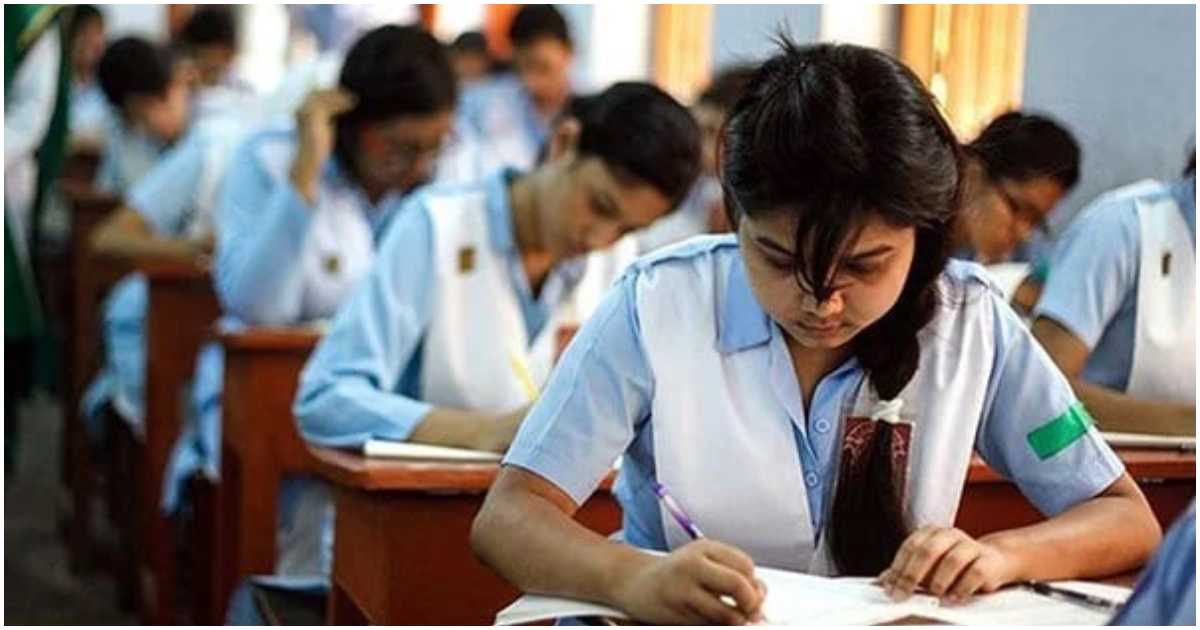 এইচএসসি পরীক্ষার একটি কেন্দ্রে পরীক্ষার্থীরা। ছবি: বাসস